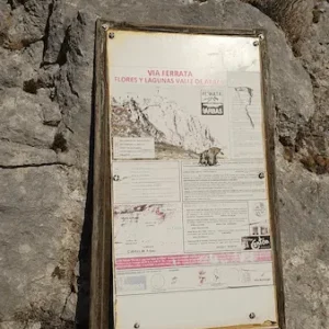 Cartel descolorido de la Ferrata Flores y lanugas de Arbás