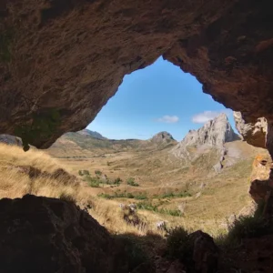 Dentro tunel de la Ferrata Flores y lanugas de Arbás